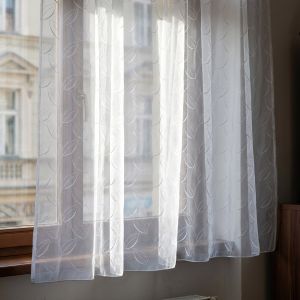 Organzová záclona 542/601, vyšívaný vzor listů, s olůvkem, bílá (více výšek, v metráži)