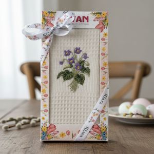 Utěrka SWAN 68 vaflová vyšívaná, dárkové balení, fialky na smetanové, 1 kus 50x70cm