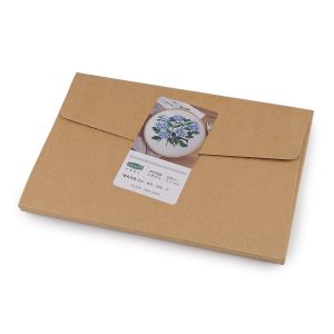 Vyšívací dárková sada s předtištěným motivem 940151/9, modré květiny s listy (předtisk, jehly a příze), 15x22cm