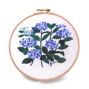 Vyšívací dárková sada s předtištěným motivem 940151/9, modré květiny s listy (předtisk, jehly a příze), 15x22cm